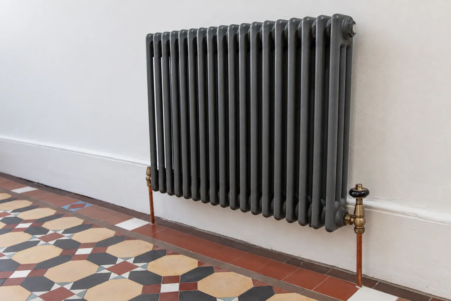 Column radiator above patterned period floor tiles